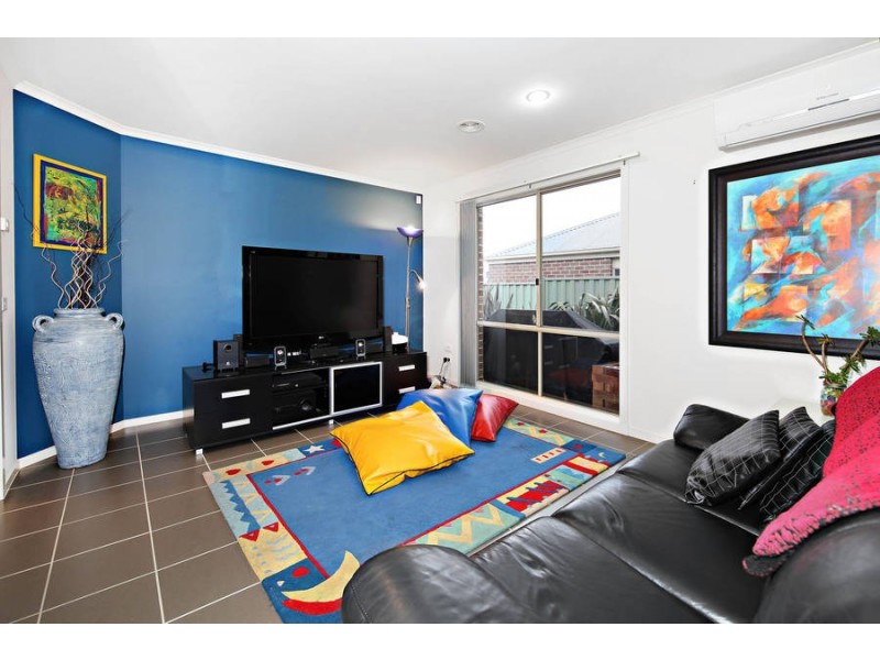 34 Dahlia Drive, Caroline Springs VIC 3023