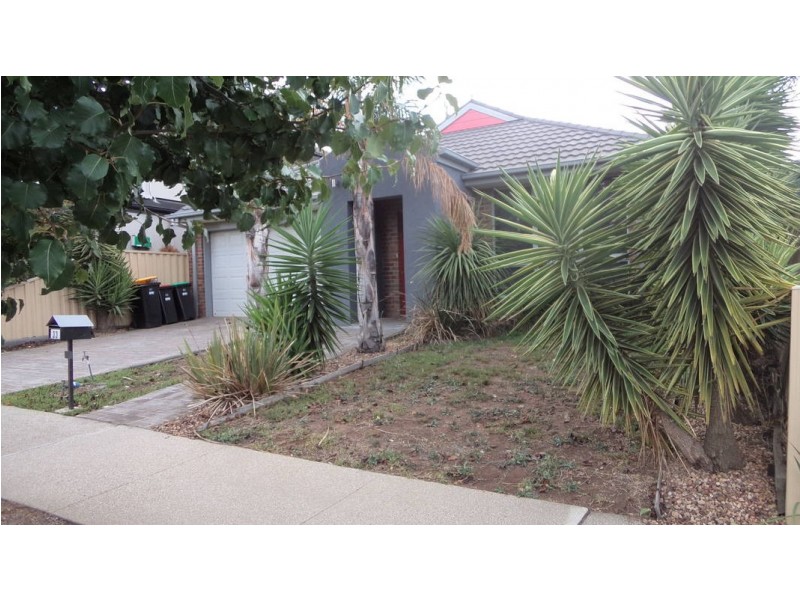 33 The Avenue, Caroline Springs VIC 3023