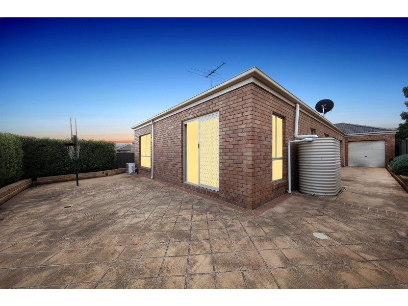 23 Dobell Crescent, Caroline Springs VIC 3023
