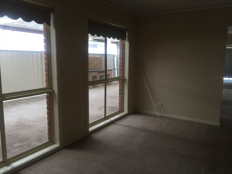 16 Milburn Circuit, Caroline Springs VIC 3023