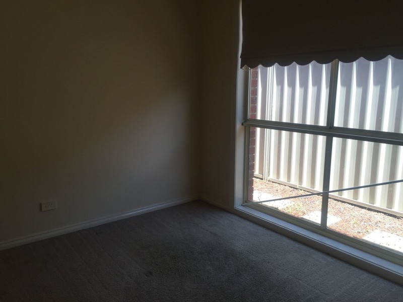 16 Milburn Circuit, Caroline Springs VIC 3023