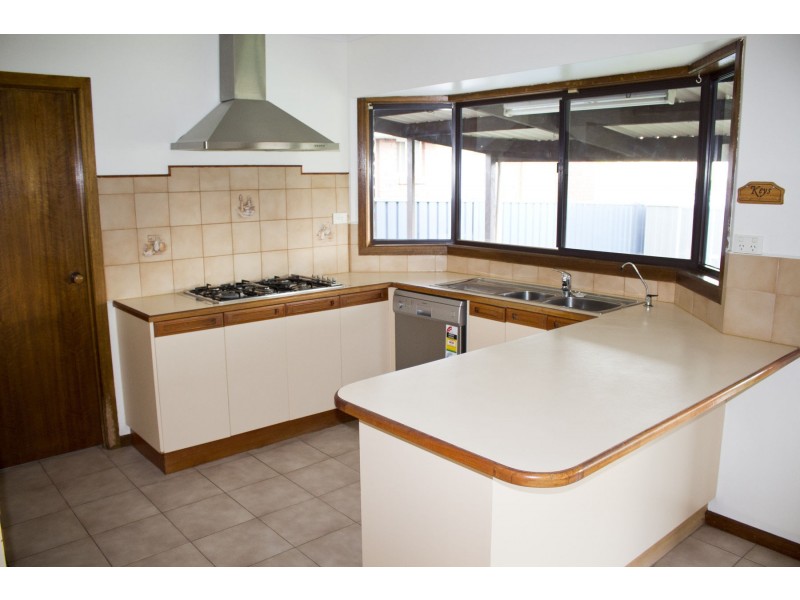 7 Kingdom Avenue, Kings Park VIC 3021