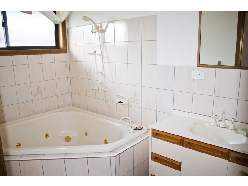 7 Kingdom Avenue, Kings Park VIC 3021