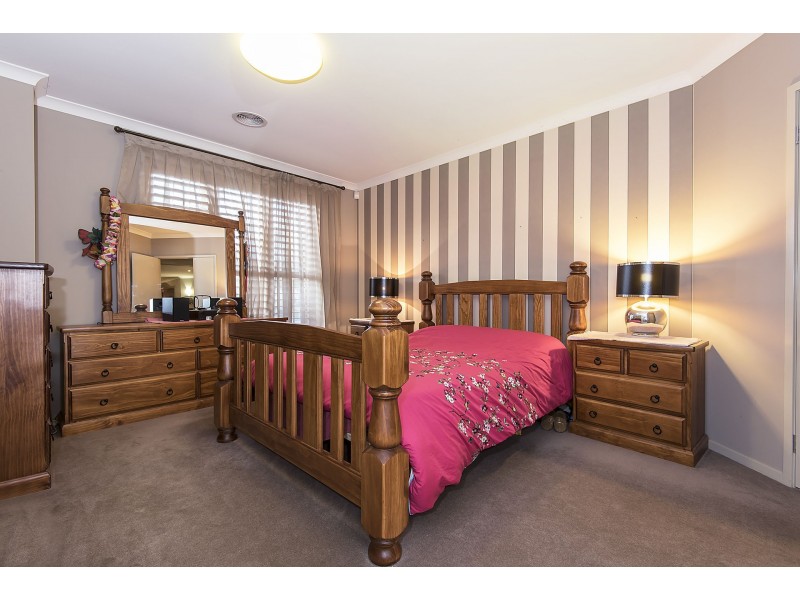 5 Woodbury Avenue, Caroline Springs VIC 3023