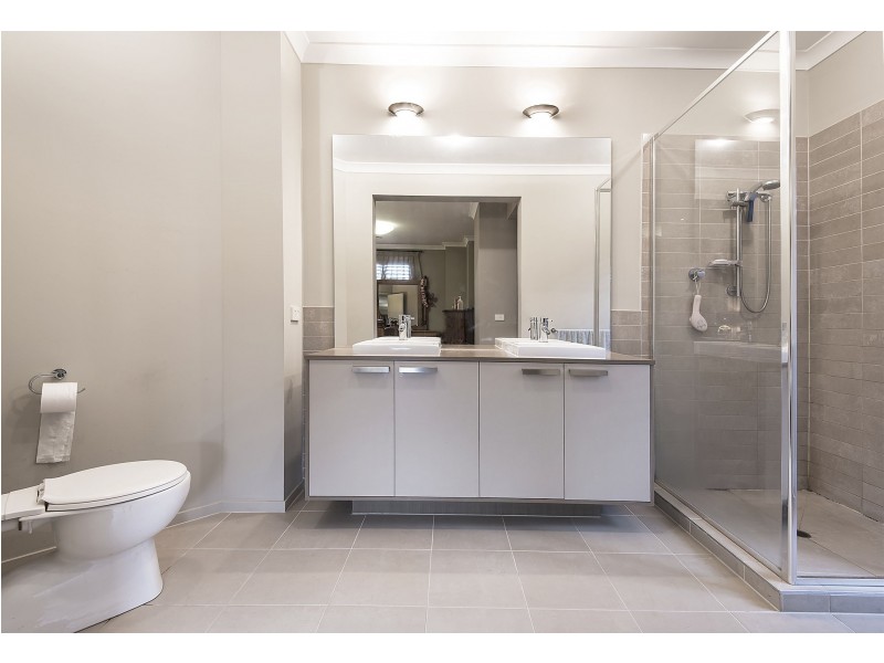 5 Woodbury Avenue, Caroline Springs VIC 3023