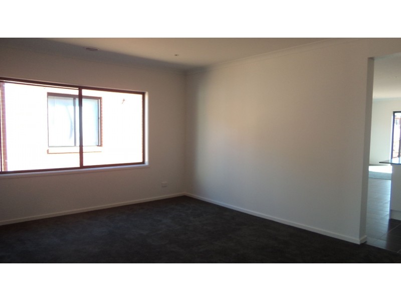 38 Frontier Avenue, Rockbank VIC 3335