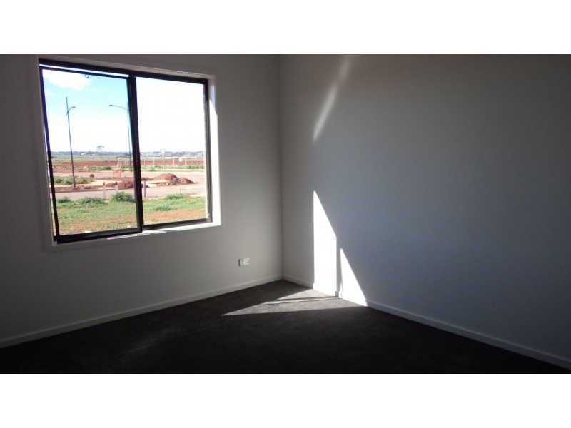 38 Frontier Avenue, Rockbank VIC 3335