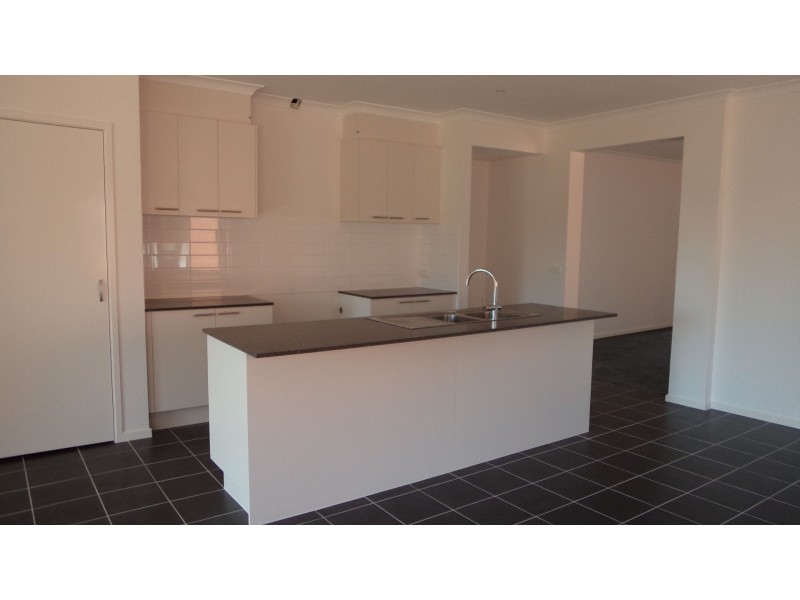 38 Frontier Avenue, Rockbank VIC 3335