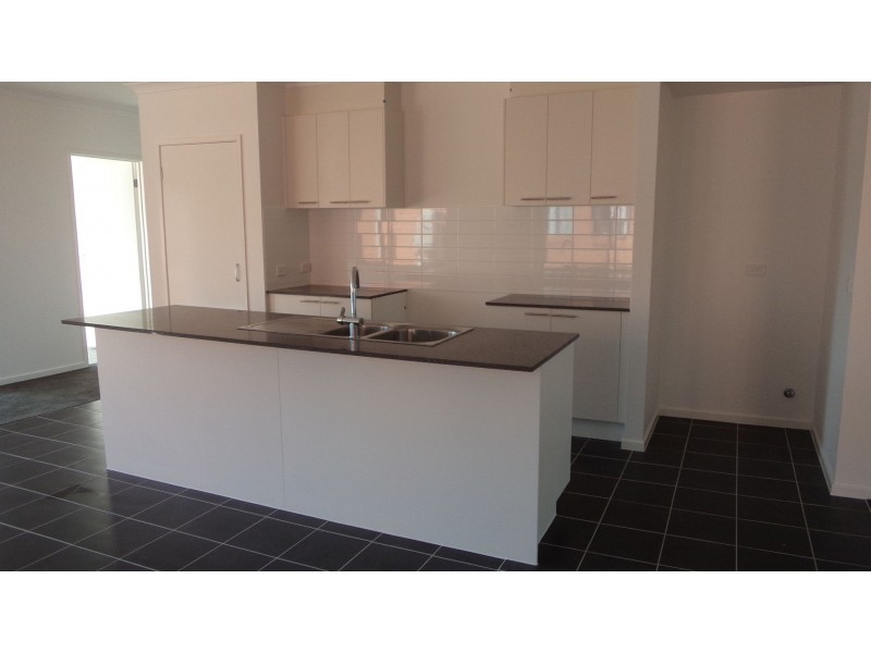 38 Frontier Avenue, Rockbank VIC 3335