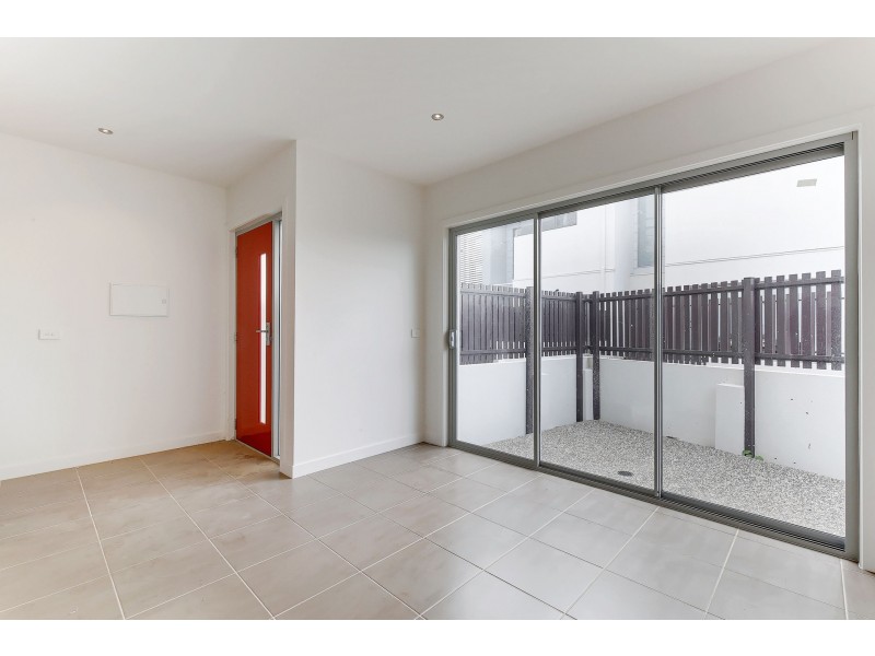 6/25 Boathouse Drive, Caroline Springs VIC 3023