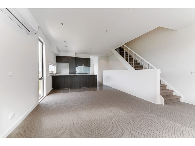 6/25 Boathouse Drive, Caroline Springs VIC 3023