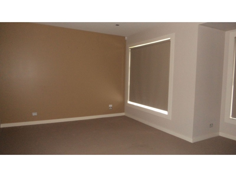 33 Barringo Way, Caroline Springs VIC 3023