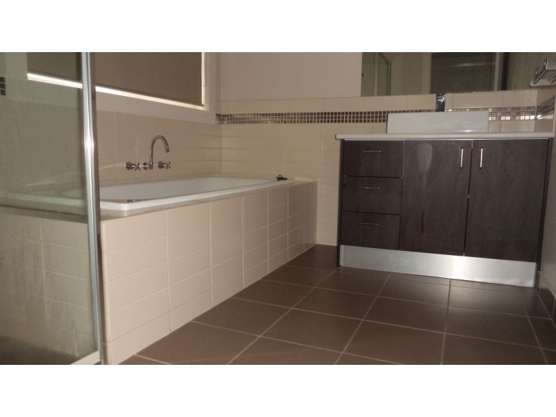 33 Barringo Way, Caroline Springs VIC 3023