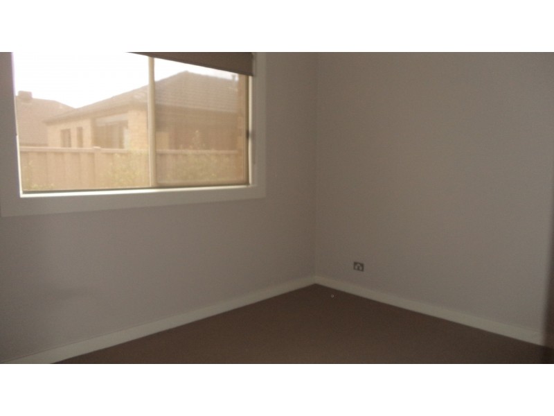 33 Barringo Way, Caroline Springs VIC 3023