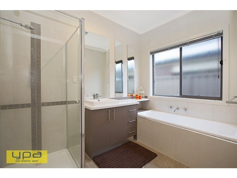 99 Oakview Parade, Caroline Springs VIC 3023