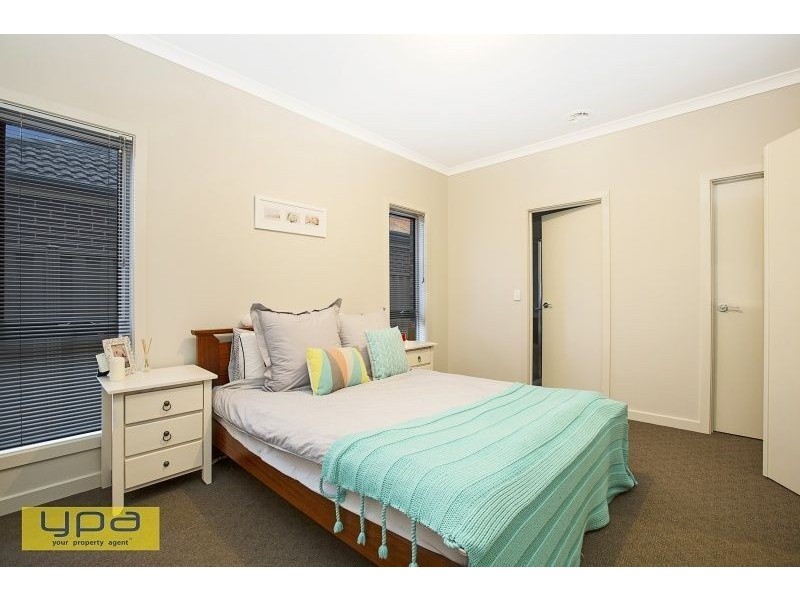 99 Oakview Parade, Caroline Springs VIC 3023