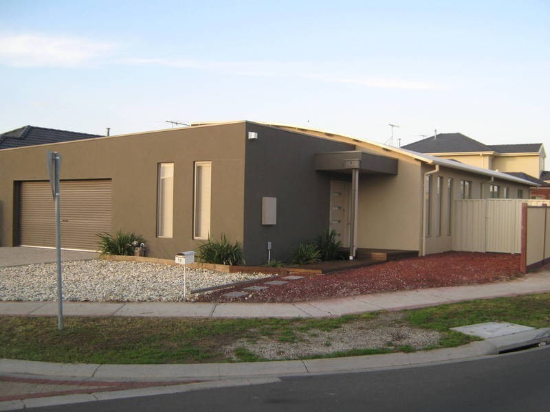 17 Dunstall Gardens, Caroline Springs VIC 3023
