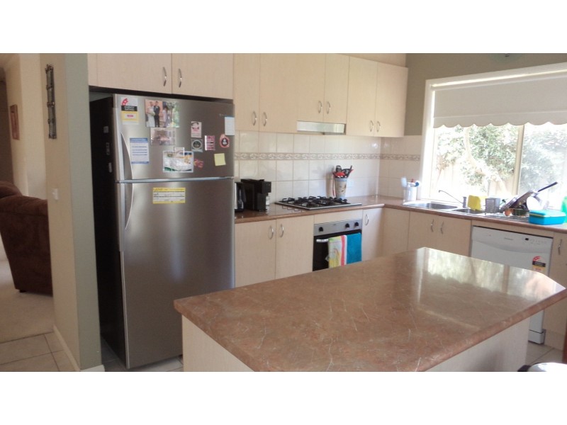 6 Braelands Close, Caroline Springs VIC 3023