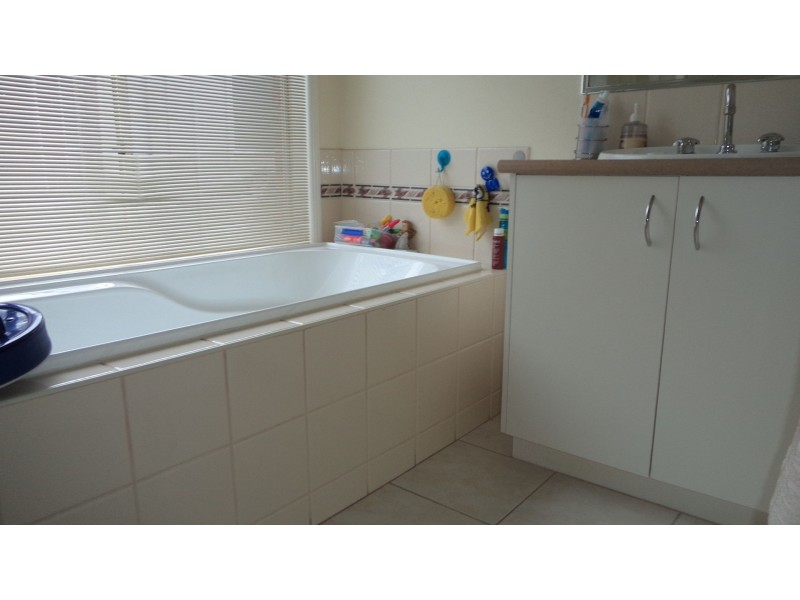 6 Braelands Close, Caroline Springs VIC 3023