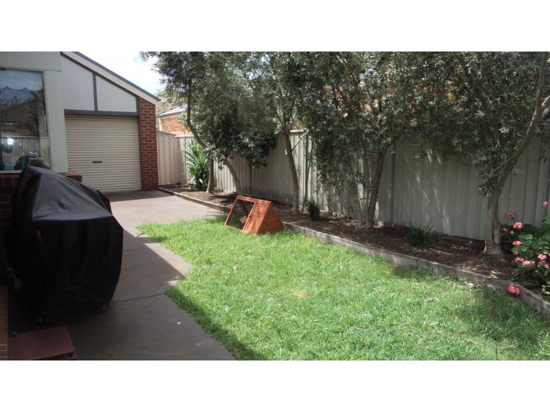 6 Braelands Close, Caroline Springs VIC 3023