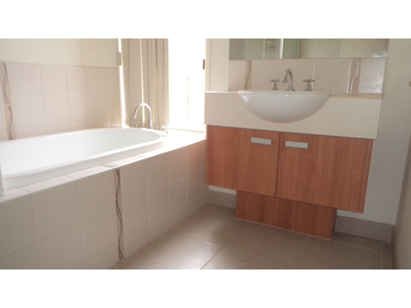 9 Hele Close, Caroline Springs VIC 3023