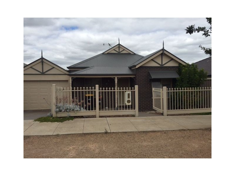 86 Oakview Parade, Caroline Springs VIC 3023