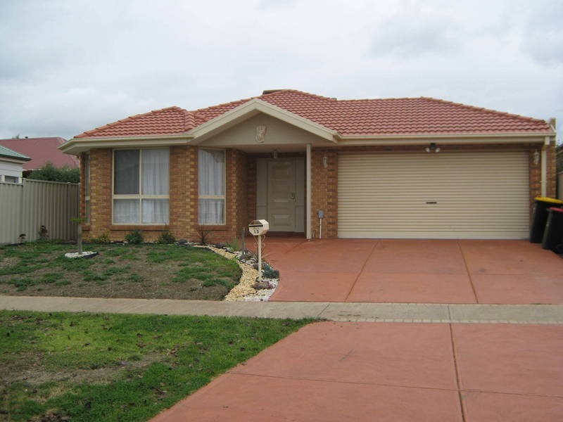 13 Copes Wood Bend, Caroline Springs VIC 3023