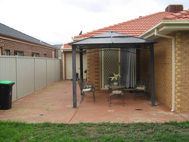 13 Copes Wood Bend, Caroline Springs VIC 3023