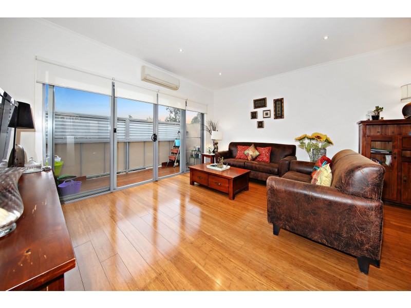 3/4  Hopetoun Green, Caroline Springs VIC 3023