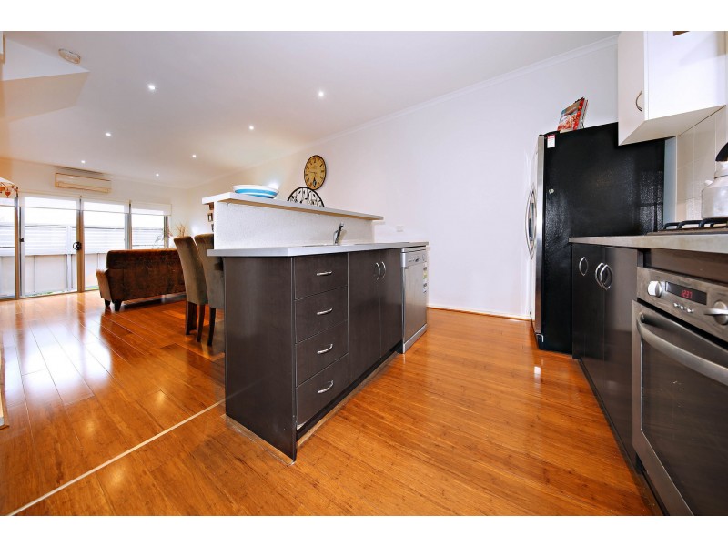 3/4  Hopetoun Green, Caroline Springs VIC 3023