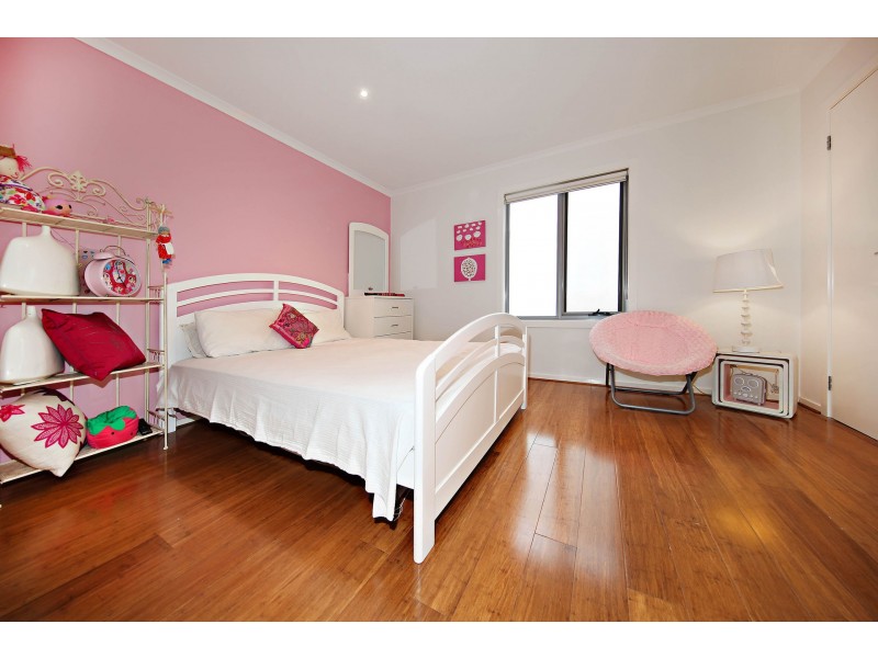 3/4  Hopetoun Green, Caroline Springs VIC 3023