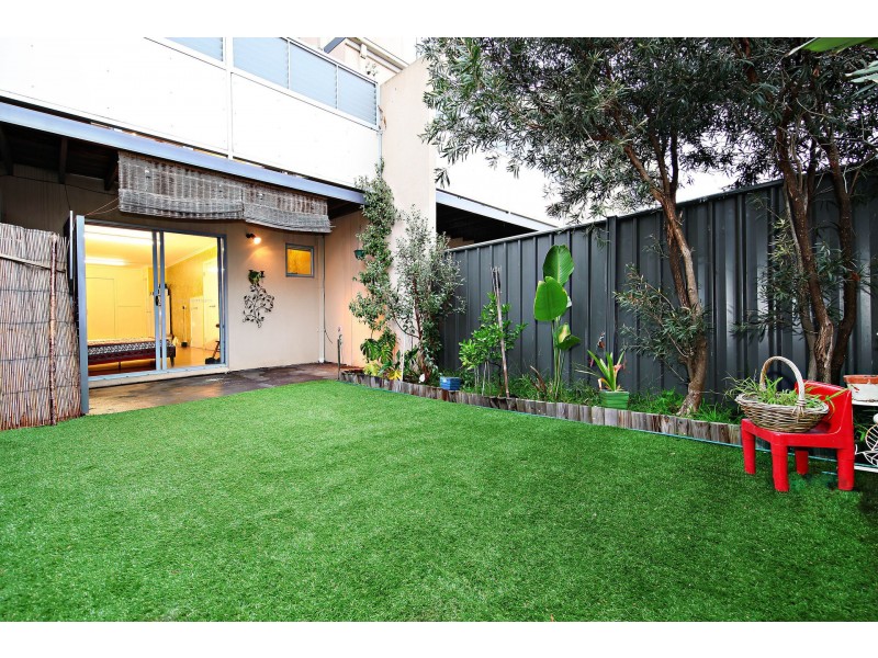 3/4  Hopetoun Green, Caroline Springs VIC 3023