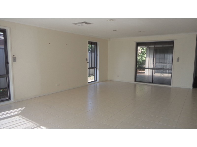 16 Royal Crescent, Hillside VIC 3037