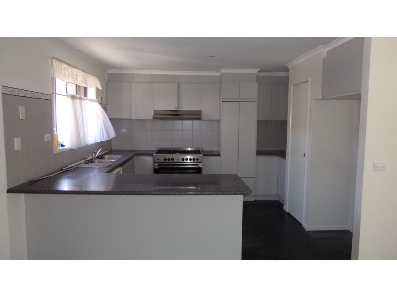 16 Royal Crescent, Hillside VIC 3037