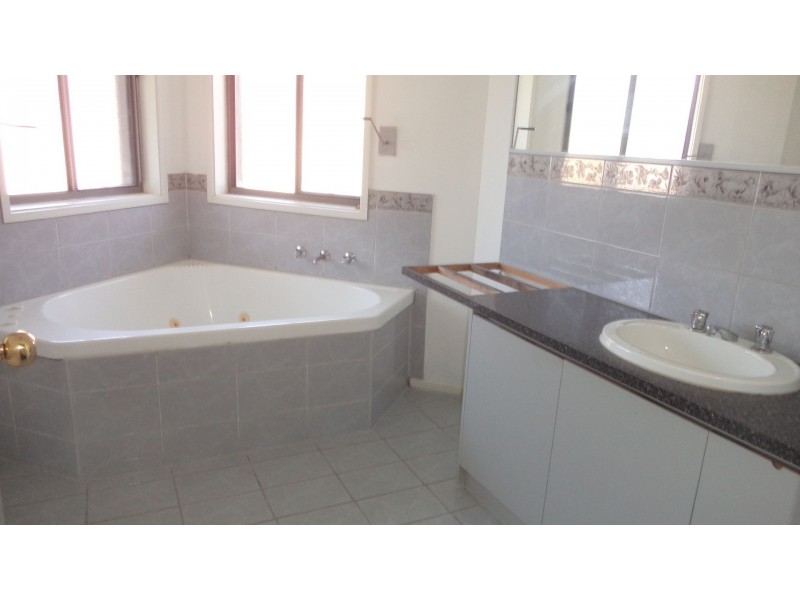 16 Royal Crescent, Hillside VIC 3037