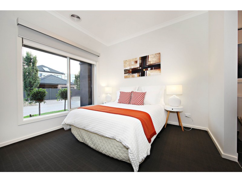 9  Beaconsfield Lane, Caroline Springs VIC 3023