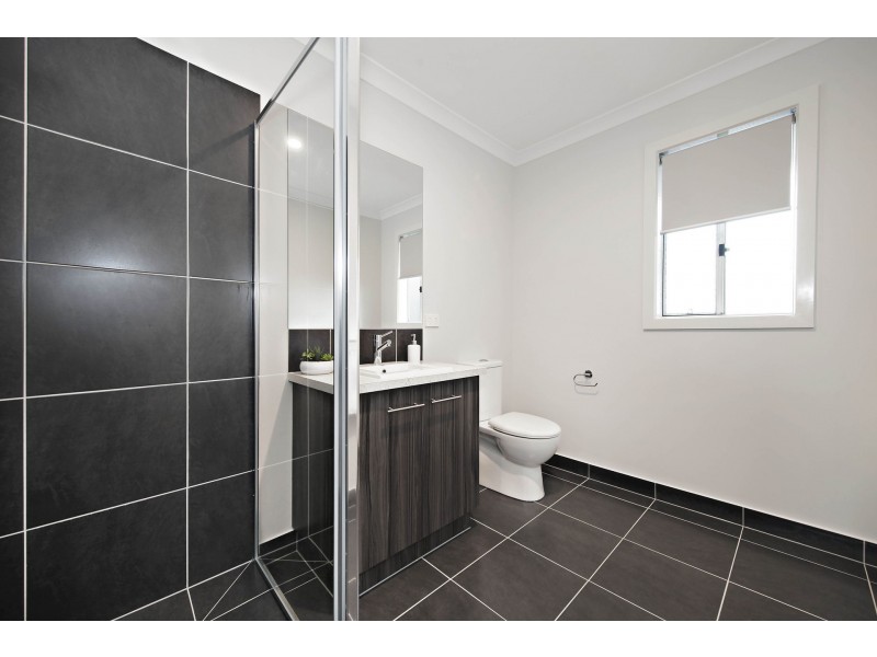 9  Beaconsfield Lane, Caroline Springs VIC 3023