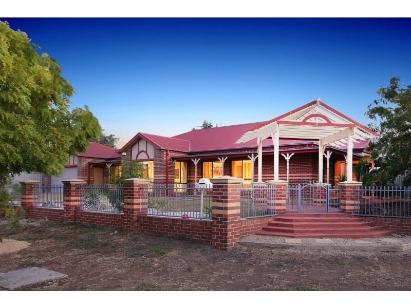 4  Lauricella Place, Caroline Springs VIC 3023