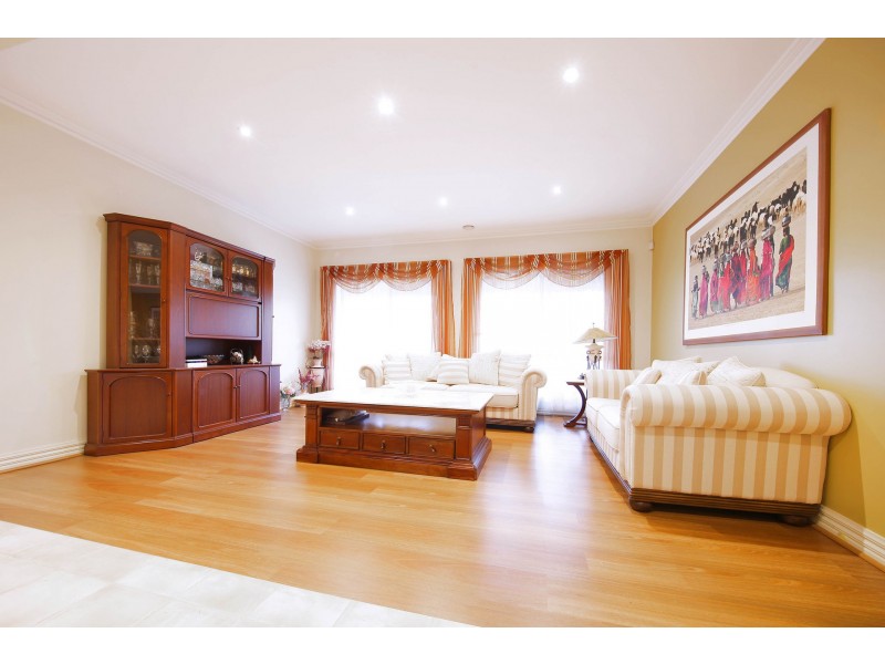 4  Lauricella Place, Caroline Springs VIC 3023