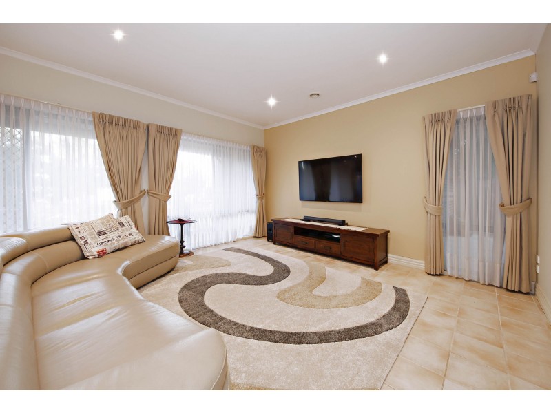 4  Lauricella Place, Caroline Springs VIC 3023