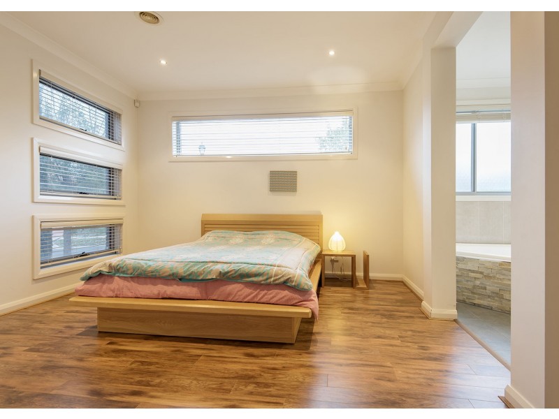 2 Weigall Close, Caroline Springs VIC 3023