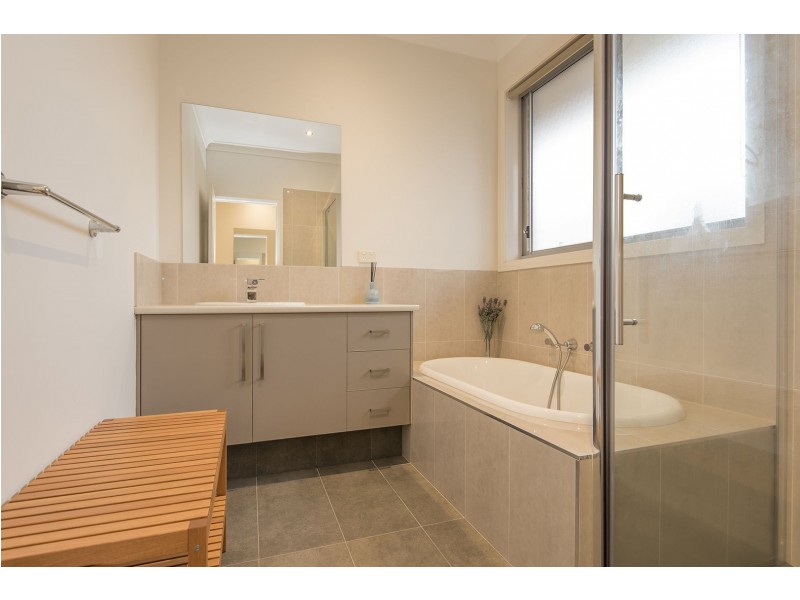 2 Weigall Close, Caroline Springs VIC 3023