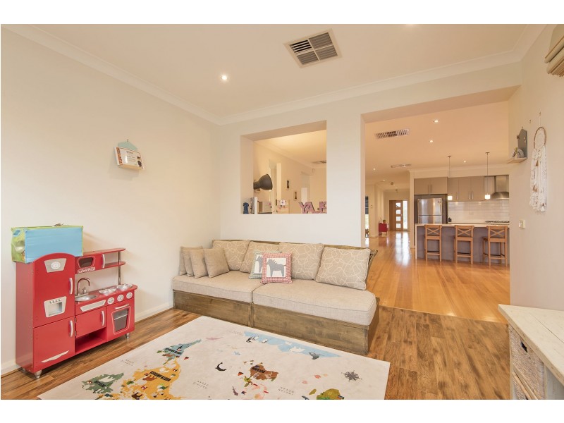 2 Weigall Close, Caroline Springs VIC 3023