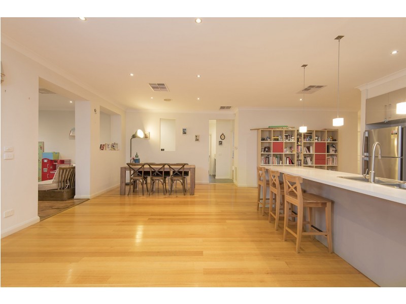 2 Weigall Close, Caroline Springs VIC 3023