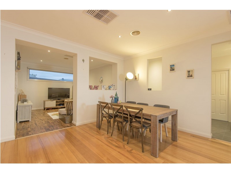 2 Weigall Close, Caroline Springs VIC 3023