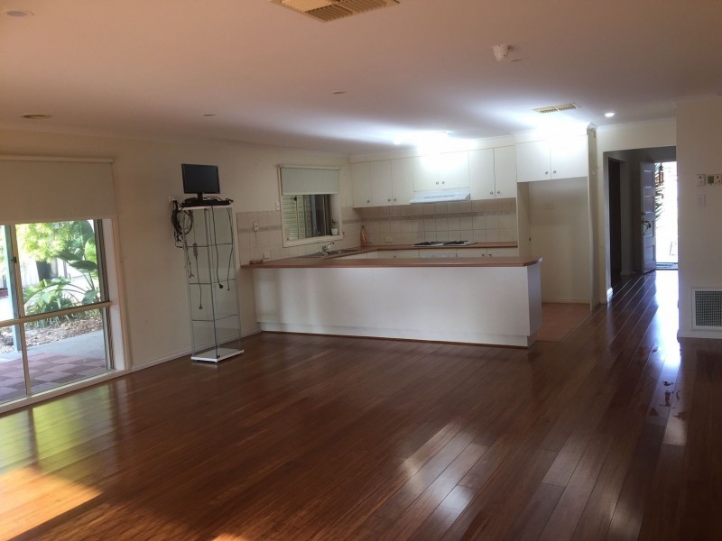 11  Amber Way, Taylors Hill VIC 3037