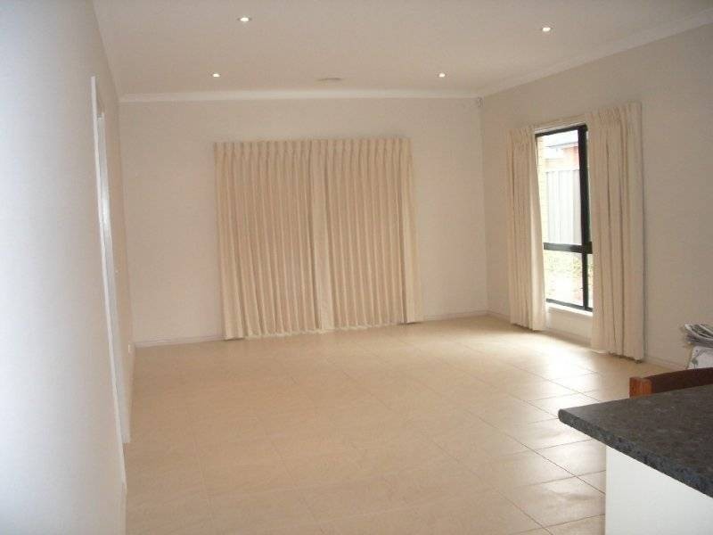 10 Gill Place, Caroline Springs VIC 3023