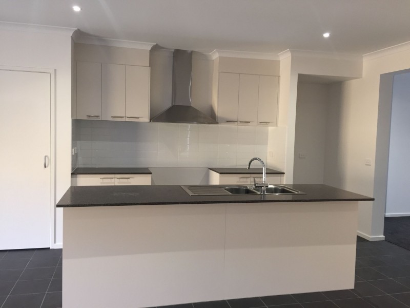 4 Tulipwood Avenue, Rockbank VIC 3335