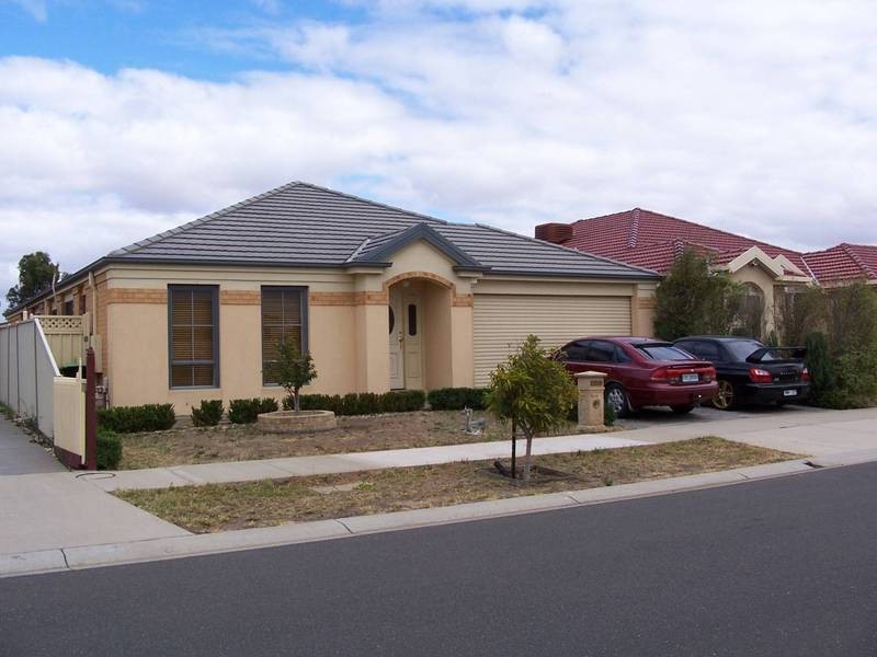 33 Parkin Ave, Caroline Springs VIC 3023