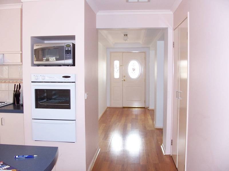 33 Parkin Ave, Caroline Springs VIC 3023